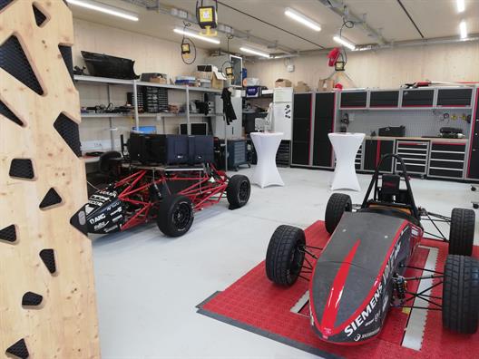 Das e-Traxx-Team der Hochschule Düsseldorf hat seit Anfang des Jahres eine brandneue und wesentlich größere Werkstatt als bislang. Hier können die Studierenden noch besser an ihren Modellen für den elektromotor-betriebenen Rennwagen arbeiten.   
